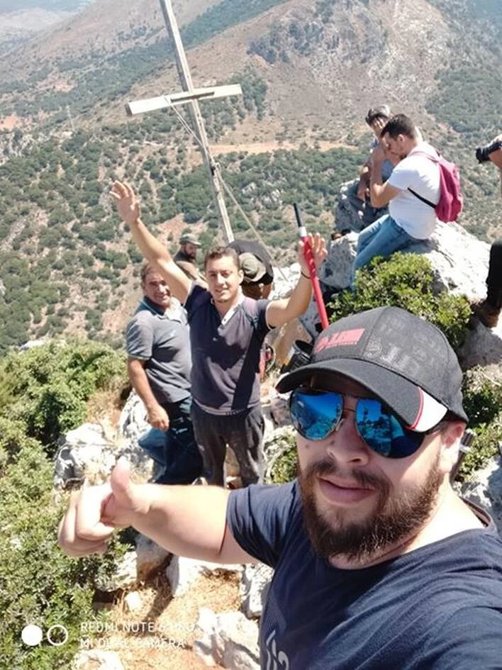 Κρητικοί ανέβασαν με τα χέρια σταυρό 100 κιλών στην κορυφή του βουνού! (εικόνες)